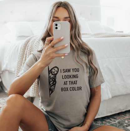 Camiseta con texto en inglés "I Saw You Looking At That Box Color Hairstylist"