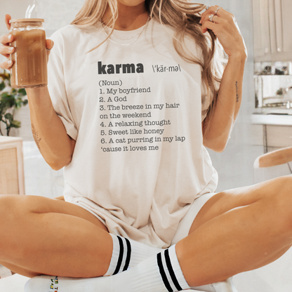 Taylor Swift inspiró la camiseta de definición "Karma Is a Cat"