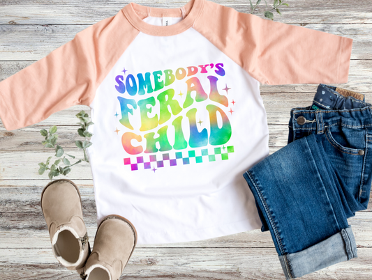 Camisa con texto retro del arco iris de Somebody's Feral Child 