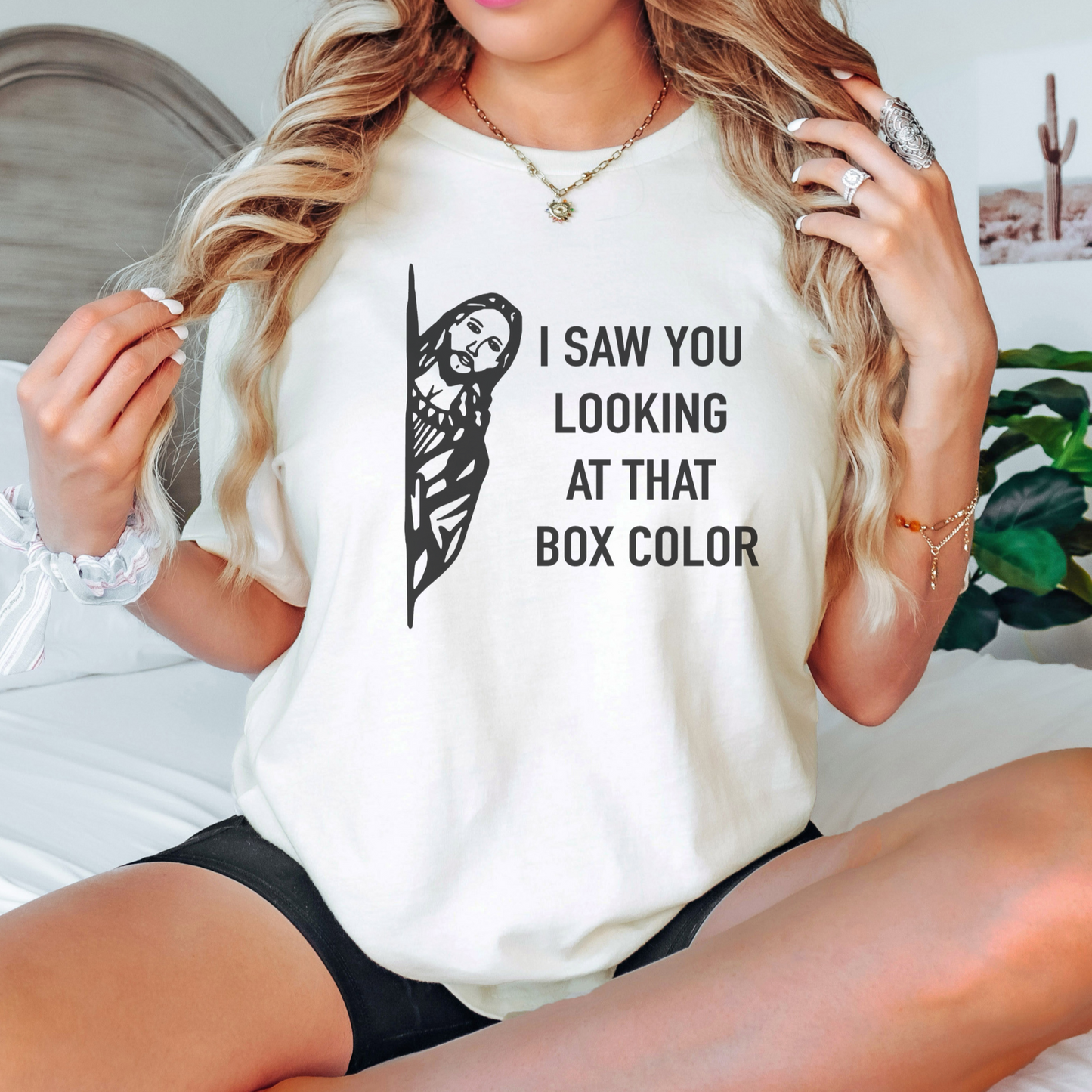 Camiseta con texto en inglés "I Saw You Looking At That Box Color Hairstylist"